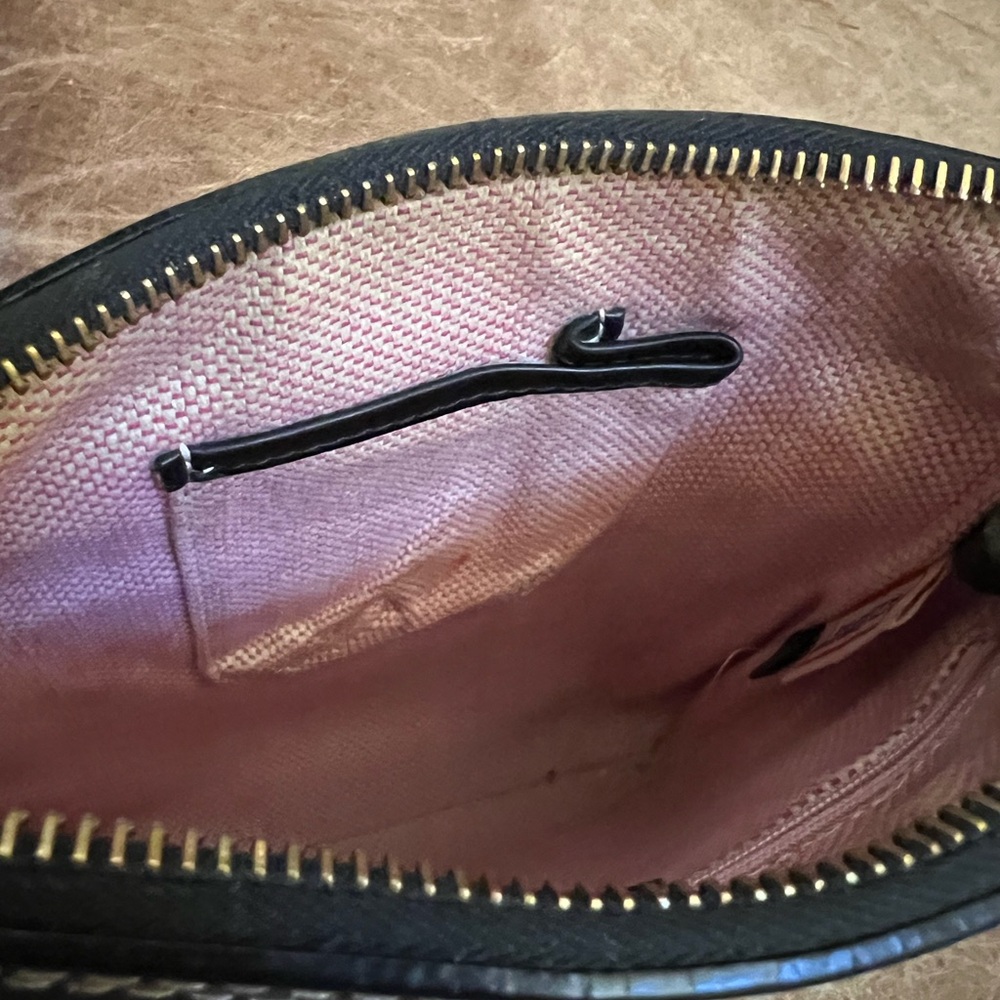 Dooney & Bourke crossbody.  Leather. Black. Silver hardware. - Picture 4 of 6